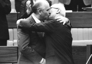 Πότε δόθηκε τελικά το πρώτο φιλί και από ποιούς;