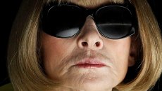 Η αφορισμένη, η σύντροφος του δικτάτορα, η αηδία – Η Άννα Γουίντουρ μέσα από 400 εξώφυλλα σοκ στη Vogue