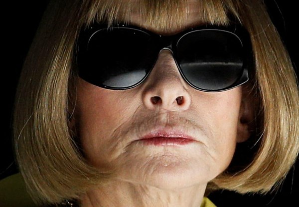 Η αφορισμένη, η σύντροφος του δικτάτορα, η αηδία – Η Άννα Γουίντουρ μέσα από 400 εξώφυλλα σοκ στη Vogue