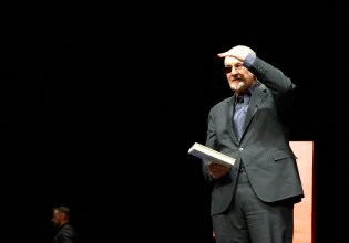 Ο Σαλμάν Ρουσντί λέει ότι είναι έκπληκτος που δεν έχει συμπτώματα PTSD μετά την επίθεση του 2022