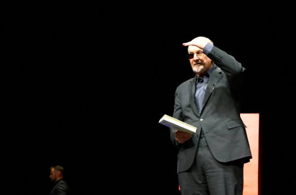 Ο Σαλμάν Ρουσντί λέει ότι είναι έκπληκτος που δεν έχει συμπτώματα PTSD μετά την επίθεση του 2022