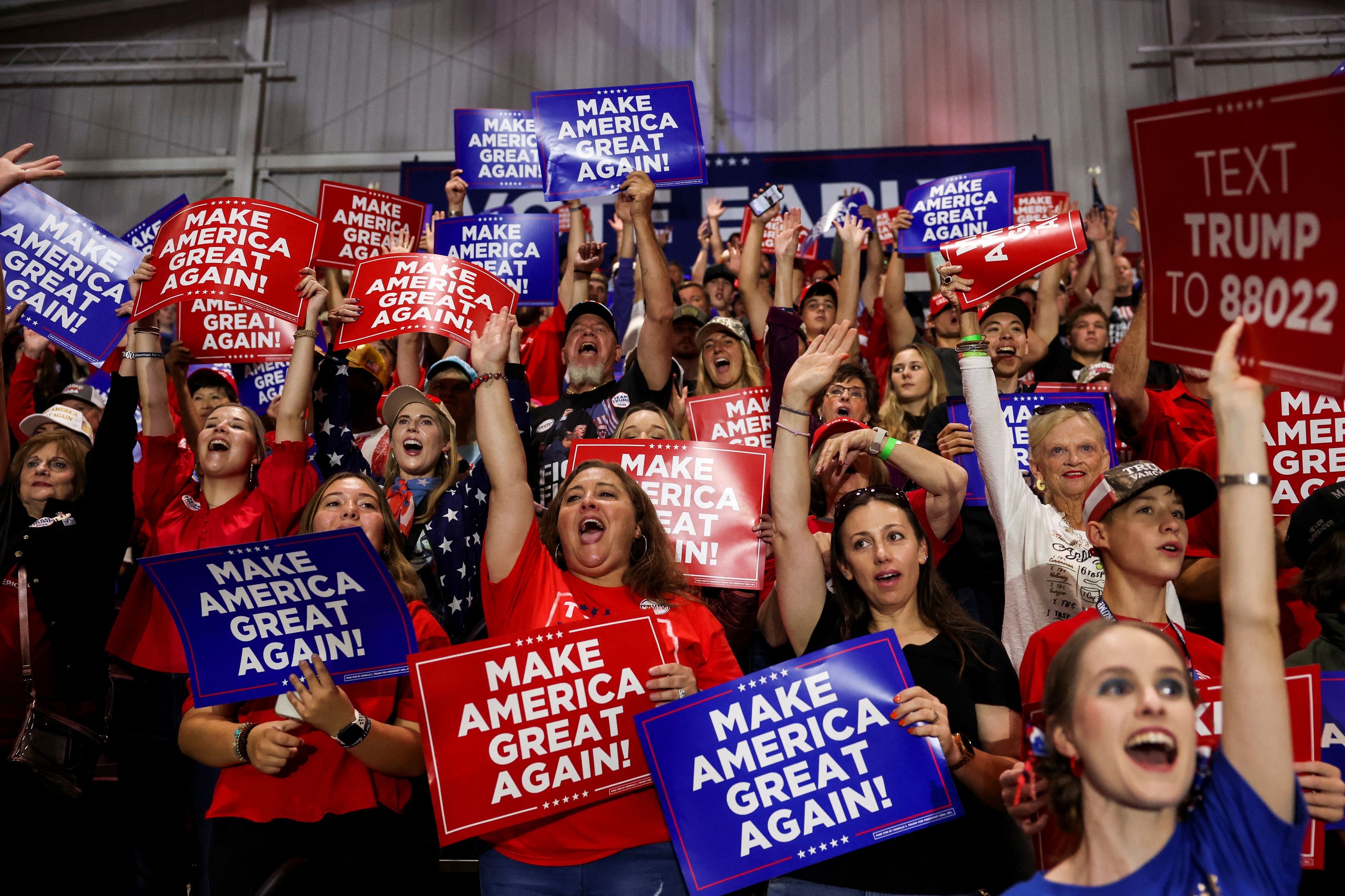 Πολιτική για το χρήμα – Λογαριασμοί από Ινδία και Κένυα επαινούν ή θάβουν τον Τραμπ στο Χ