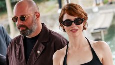 Η Ντακότα Τζόνσον διεκδικεί τον Γιώργο Λάνθιμο από την Έμα Στόουν – «Το γνωρίζεις ότι υπάρχουν κι άλλες ηθοποιοί;»