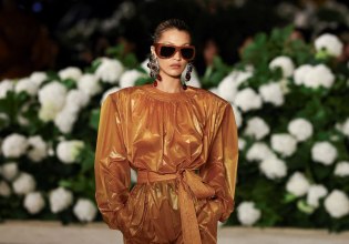 O Saint Laurent είναι επίσημα η πιο δημοφιλής μάρκα στον κόσμο αυτή τη στιγμή που μιλάμε