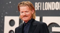 Τζέσι Πλίμονς – Πώς ένας αγαπημένος τηλεοπτικός σπασίκλας έγινε «ένας από τους μεγαλύτερους ηθοποιούς της γενιάς του»