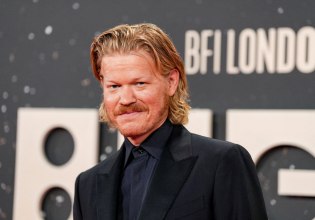 Τζέσι Πλίμονς – Πώς ένας αγαπημένος τηλεοπτικός σπασίκλας έγινε «ένας από τους μεγαλύτερους ηθοποιούς της γενιάς του»