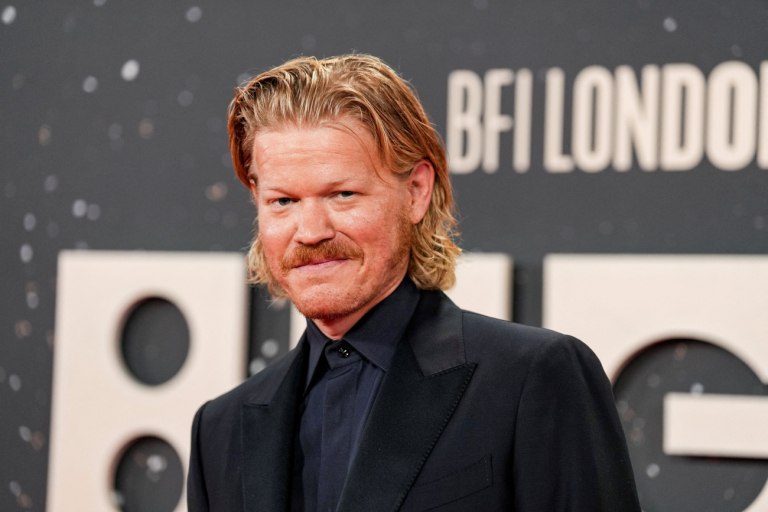 Τζέσι Πλίμονς – Πώς ένας αγαπημένος τηλεοπτικός σπασίκλας έγινε «ένας από τους μεγαλύτερους ηθοποιούς της γενιάς του»