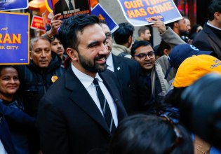 Ο Μαμντάνι, οι κάλπες στη Νέα Υόρκη και μια ιδεολογική μάχη για το μέλλον των ΗΠΑ