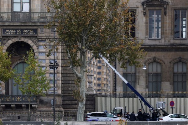 Ληστεία στο Λούβρο: Ερασιτέχνες, όχι επαγγελματίες, πραγματοποίησαν την κλοπή – Ζευγάρι με παιδιά ανάμεσά τους