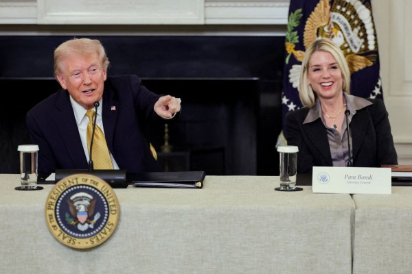 Τι δήλωσε ο Μαρκ Έπσταϊν για Τραμπ και Τζέφρι – Κι όμως τα αρχεία μπορούν ακόμα να λογοκριθούν [βίντεο]