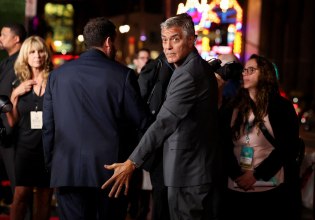 Ο Τζορτζ Κλούνεϊ αποκαλύπτει την αποτυχία από την οποία διδάχθηκε — Nαι, ήταν εκείνη η ταινία των 90s