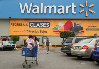 Αποχωρεί ο CEO της Walmart – Το ισχυρό αποτύπωμα