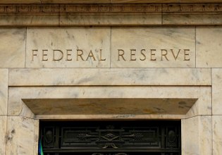 Fed: Προς νέα μείωση επιτοκίων τον Δεκέμβριο – Τι δείχνει δημοσκόπηση του Reuters