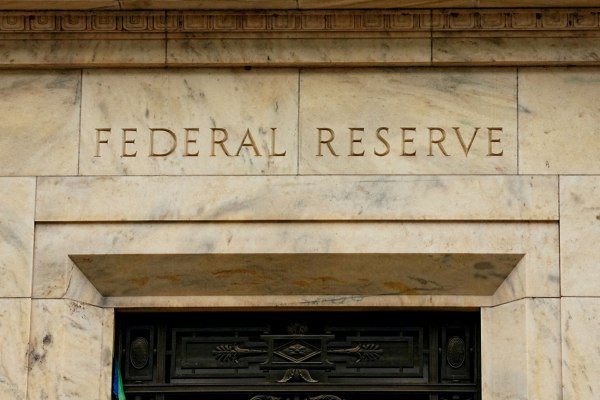 Fed: Προς νέα μείωση επιτοκίων τον Δεκέμβριο – Τι δείχνει δημοσκόπηση του Reuters