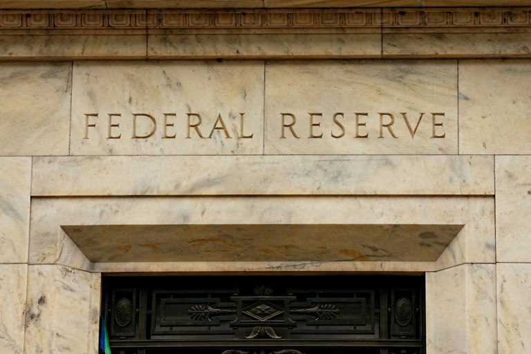 Fed: Προς νέα μείωση επιτοκίων τον Δεκέμβριο - Τι δείχνει δημοσκόπηση του Reuters