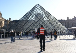 Λούβρο: Σταρ των social media και πρώην φύλακας μουσείου o ύποπτος για τη ληστεία