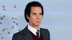 Ο Νικ Κέιβ βρήκε την «απόλυτη ευτυχία» ένα ξημέρωμα, πλάι στη λίμνη, ακούγοντας πάπιες και το νέο άλμπουμ των Geese