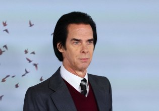 Ο Νικ Κέιβ βρήκε την «απόλυτη ευτυχία» ένα ξημέρωμα, πλάι στη λίμνη, ακούγοντας πάπιες και το νέο άλμπουμ των Geese