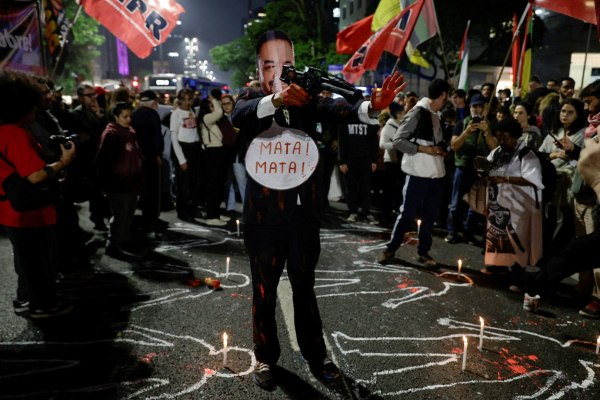 Διαδηλωτές ζητούν την παραίτηση του κυβερνήτη του Ρίο ντε Τζανέιρο μετά από αιματηρή έφοδο της αστυνομίας