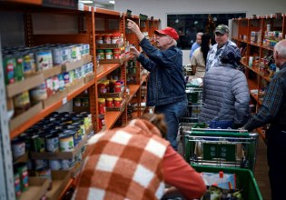 Τραμπ: Κατήργησε τους δασμούς σε δεκάδες είδη τροφίμων που οι Αμερικανοί δυσκολευόταν να αγοράσουν