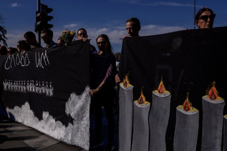 Σερβία: Δεκάδες χιλιάδες διαδηλωτές τίμησαν τους νεκρούς στον σιδηροδρομικό σταθμό του Νόβι Σαντ