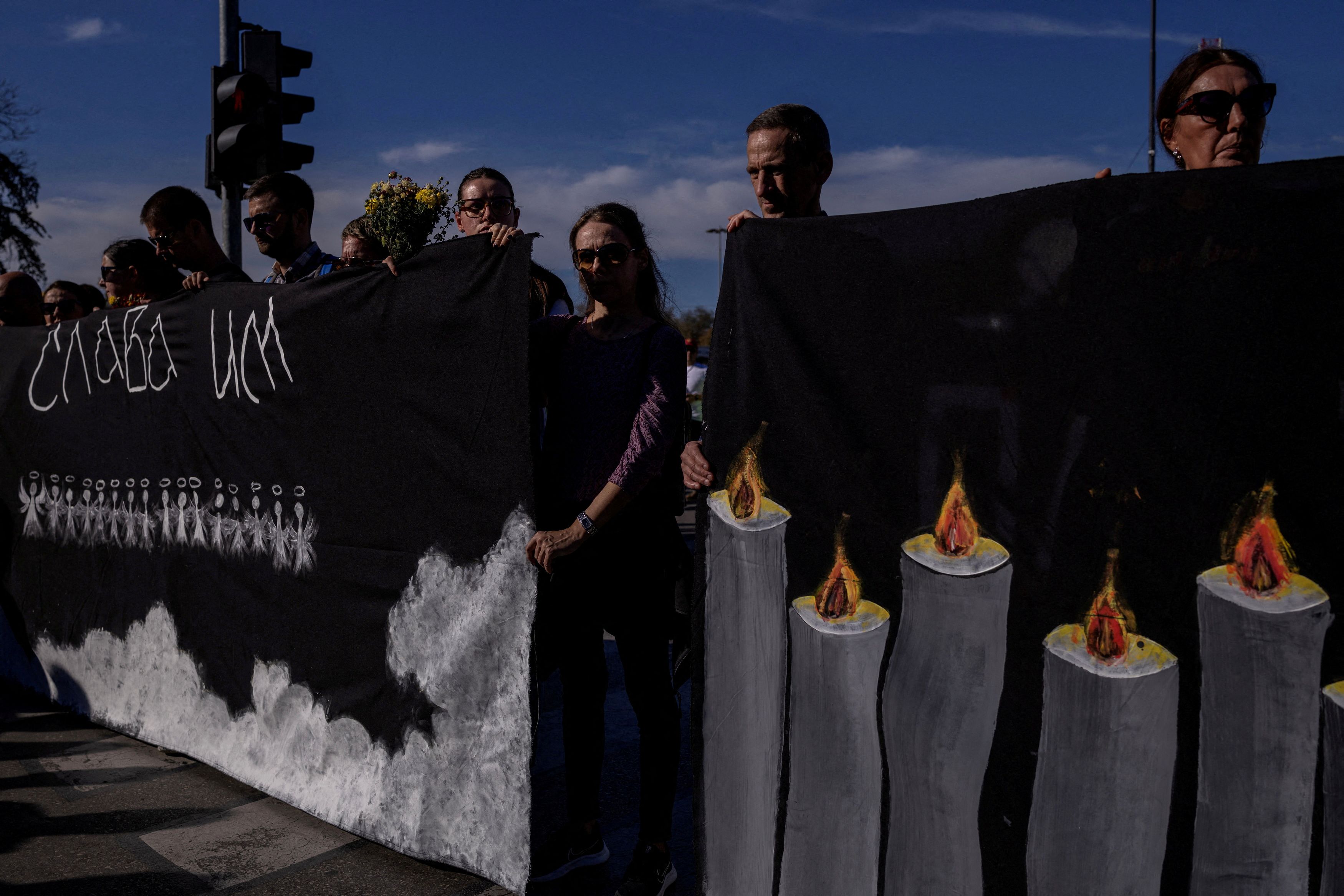 Σερβία: Δεκάδες χιλιάδες διαδηλωτές τίμησαν τους νεκρούς στον σιδηροδρομικό σταθμό του Νόβι Σαντ