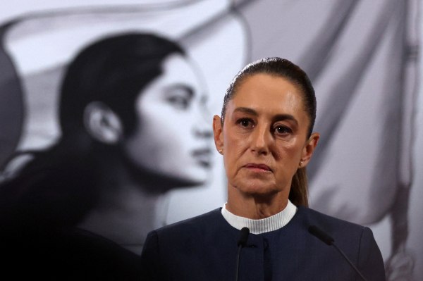 Η πρόεδρος του Μεξικού δέχθηκε σεξουαλική παρενόχληση – Άνδρας προσπάθησε να τη φιλήσει και της έπιασε το στήθος