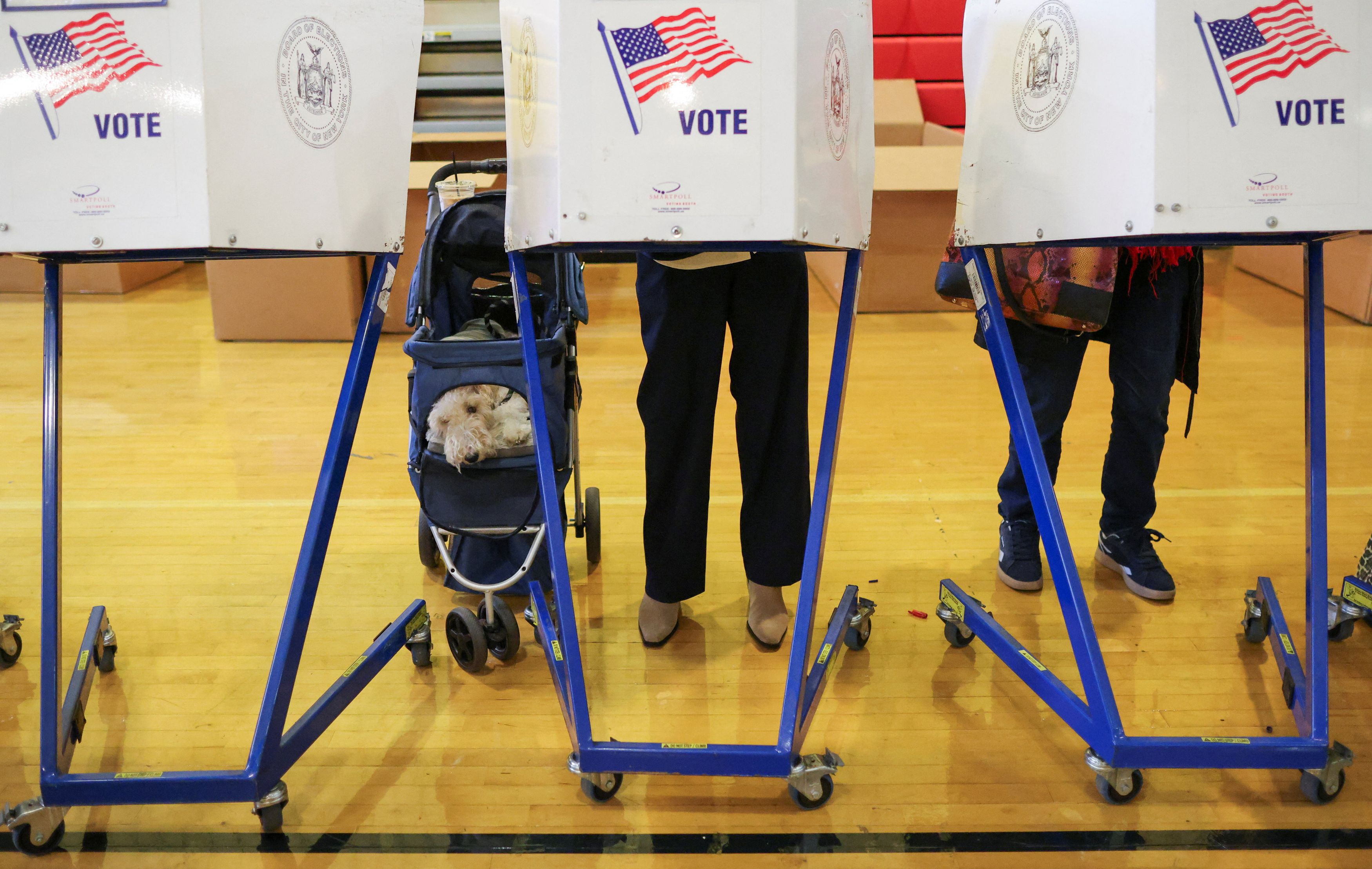 Άνοιξαν οι κάλπες