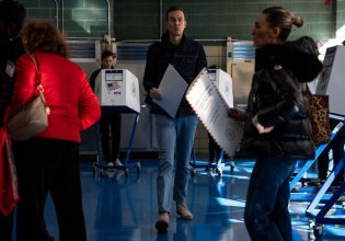 Στο επίκεντρο οι εκλογές της Νέας Υόρκης – Ρεκόρ προσέλευσης εικοσαετίας πριν κλείσουν οι κάλπες