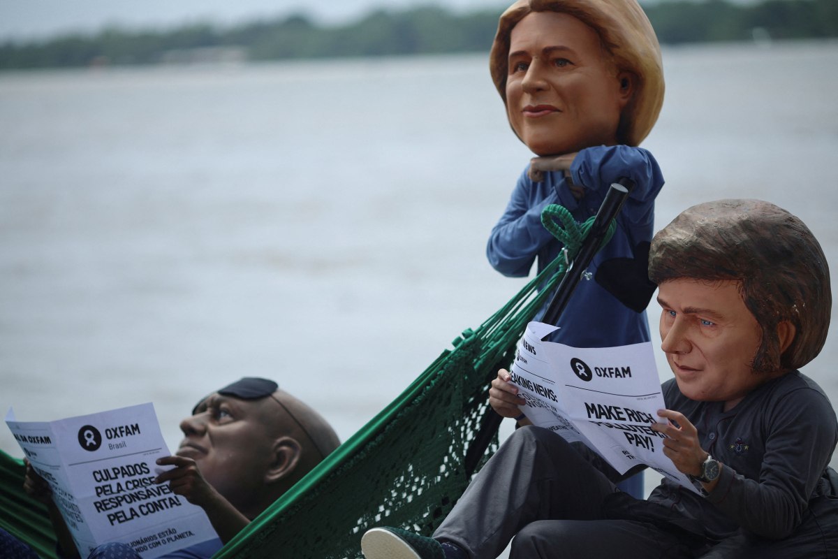 Ακτιβιστές της Oxfam στο Μπέλεμ της Βραζιλίας φορούν μάσκες ηγετών που «κοιμούνται στη δουλειά» (Reuters)