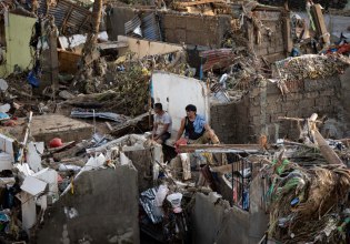 Φιλιππίνες: Τουλάχιστον δύο νεκροί από το πέρασμα του υπερτυφώνα – Γέφυρα δοκιμάζεται από τους ισχυρούς ανέμους