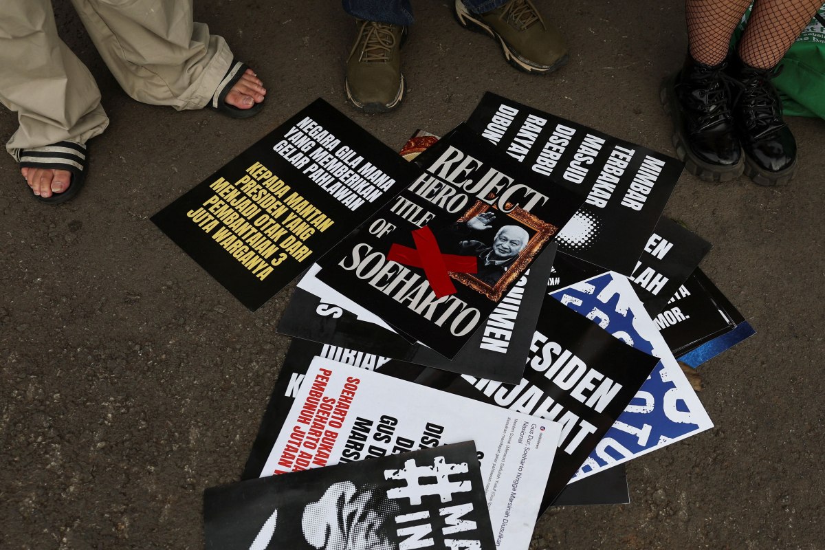 Οργή στην Ινδονησία: Η κυβέρνηση αναγόρευσε «εθνικό ήρωα» τον πρώην δικτάτορα Σουχάρτο