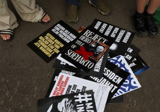 Οργή στην Ινδονησία: Η κυβέρνηση αναγόρευσε «εθνικό ήρωα» τον πρώην δικτάτορα Σουχάρτο