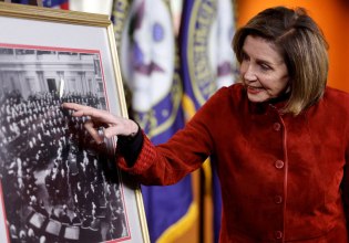 ΗΠΑ: Η Νάνσι Πελόζι, η πρώτη γυναίκα πρόεδρος της Αμερικανικής Βουλής, τερματίζει την πολιτική καριέρα της