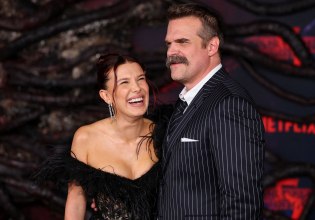 Μας κάνουν πλάκα; Αφού πρώτα τον κατηγόρησε για bullying, η Μίλι Μπόμπι Μπράουν και ο Ντέιβιντ Χάρμπουρ ήταν όλο γέλια και αγκαλιές