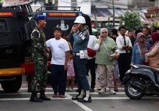 Ινδονησία: Επίθεση σε τζαμί τραυμάτισε 55 ανθρώπους – Εντοπίστηκε ο φερόμενος ως δράστης