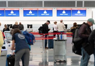 ΗΠΑ: Ακυρώσεις και καθυστερήσεις σε πάνω από 2.000 πτήσεις λόγω shutdown – Ποια αεροδρόμια έχουν επηρεαστεί