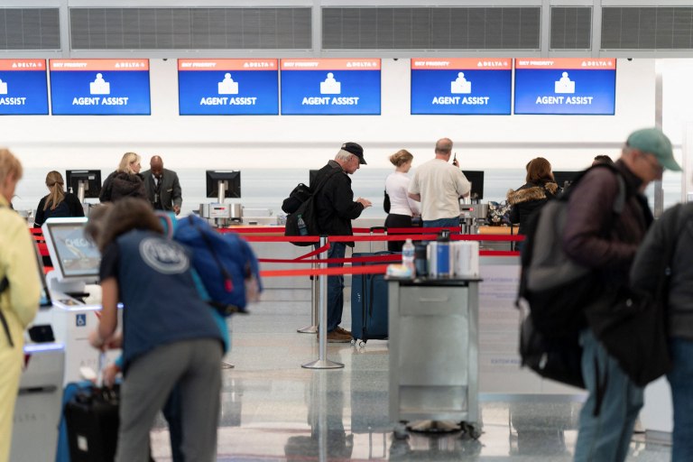 ΗΠΑ: Ακυρώσεις και καθυστερήσεις σε πάνω από 2.000 πτήσεις λόγω shutdown - Ποια αεροδρόμια έχουν επηρεαστεί