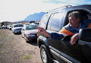 38 ημέρες χωρίς κυβέρνηση: Ουρές στις ΗΠΑ για δωρεάν τρόφιμα στο μεγαλύτερο shutdown της ιστορίας