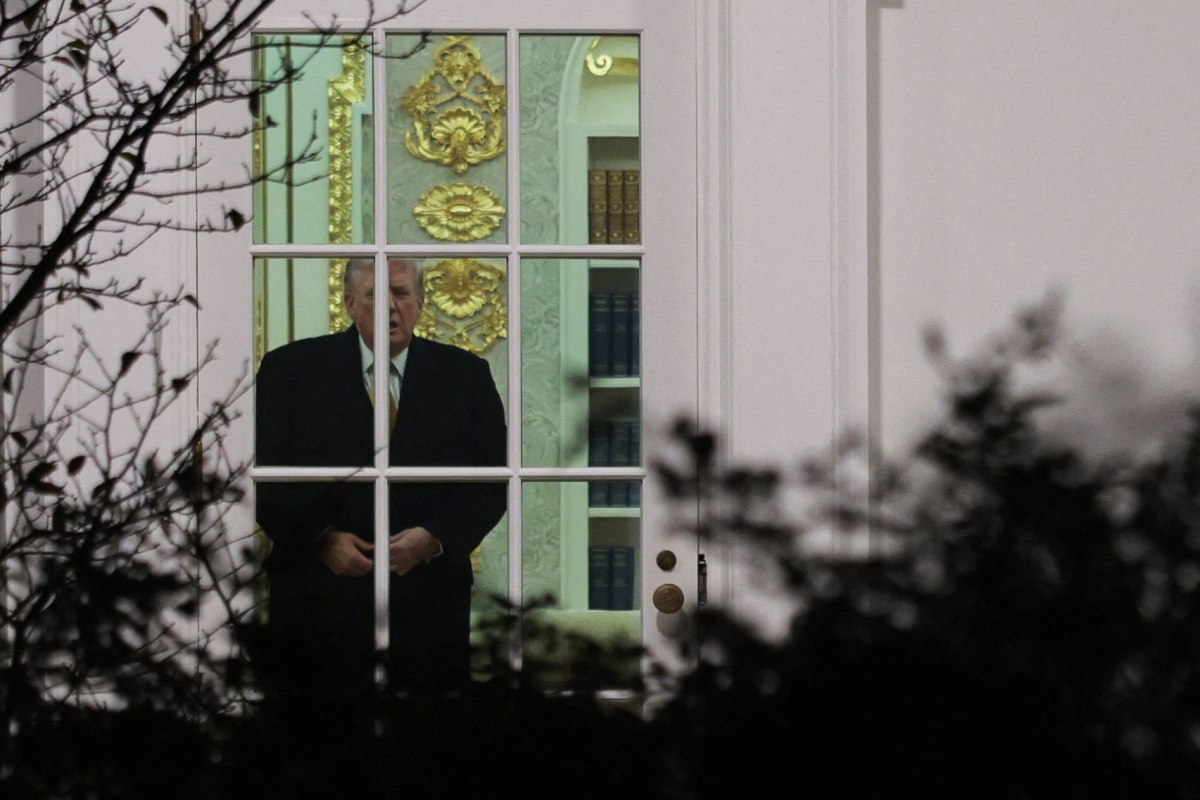 «Μεγάλη συνωμοσία»: Οι σκληροπυρηνικοί οπαδοί του Τραμπ που πιστεύουν πως το «βαθύ κράτος» πολεμά τον πρόεδρό τους