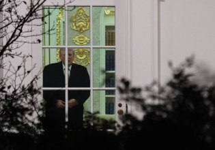 «Μεγάλη συνωμοσία»: Οι σκληροπυρηνικοί οπαδοί του Τραμπ που πιστεύουν πως το «βαθύ κράτος» πολεμά τον πρόεδρό τους