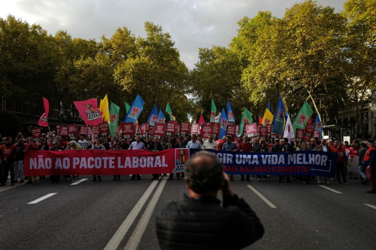 Εργασιακά: Στον δρόμο της... Ελλάδας η Πορτογαλία - Μαζική διαδήλωση στη Λισαβόνα