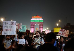 Ινδία: Στους δρόμους διαδηλωτές ζητούν λύσεις για την ατμοσφαιρική ρύπανση που πνίγει το Νέο Δελχί