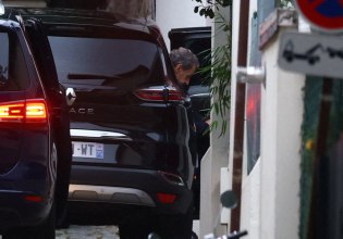 Πίσω στο σπίτι του ο Σαρκοζί – Εικόνες και βίντεο από την αποφυλάκισή του