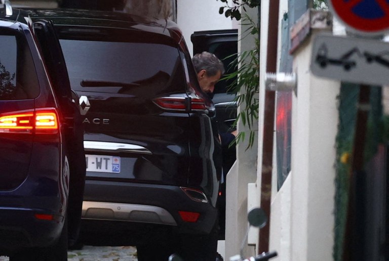 Πίσω στο σπίτι του ο Σαρκοζί – Εικόνες και βίντεο από την αποφυλάκισή του