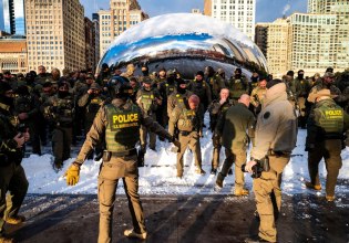 «Αυτή είναι η φασιστική Αμερική»: Ο Anish Kapoor θα προσφύγει στη δικαιοσύνη μετά τη φωτογράφηση συνοριοφυλάκων μπροστά στο γλυπτό του