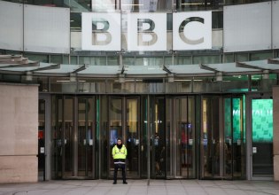 Νέες απειλές Τραμπ κατά του BBC – Δήλωσε ότι «έχει υποχρέωση» να κινηθεί νομικά εναντίον του