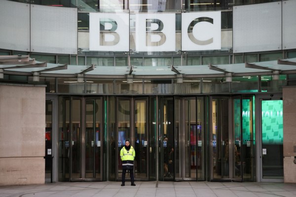 Νέες απειλές Τραμπ κατά του BBC – Δήλωσε ότι «έχει υποχρέωση» να κινηθεί νομικά εναντίον του