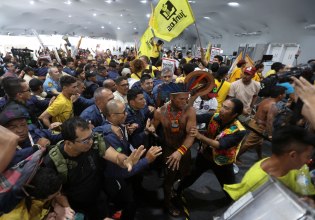 COP30: Διαδηλωτές οπλισμένοι με ξύλα εισέβαλαν στον χώρο της Συνόδου