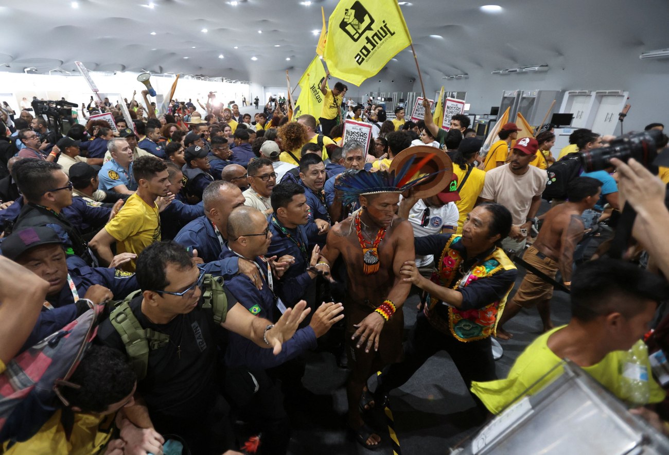 COP30: Διαδηλωτές οπλισμένοι με ξύλα εισέβαλαν στον χώρο της Συνόδου